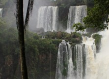 Chutes d’Iguazu, les uns contre les autres